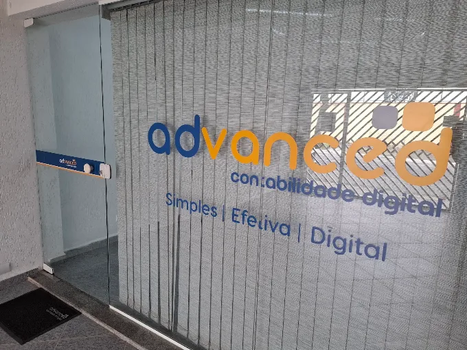 Reunião consultiva entre contador e empresário